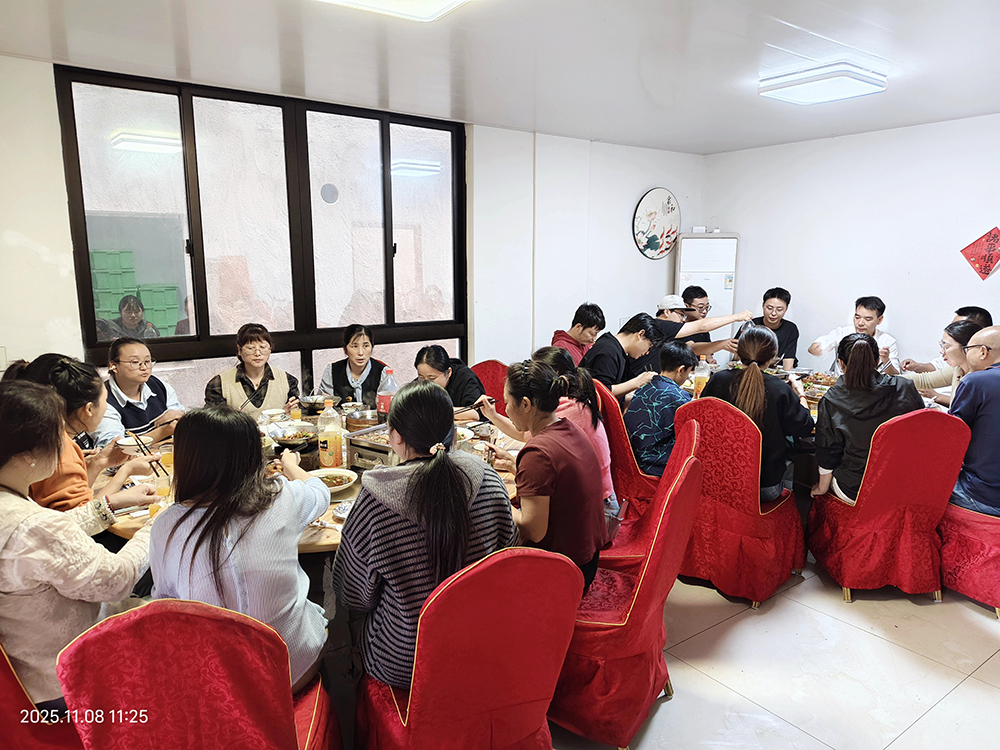 抖圈大家庭聚餐啦！